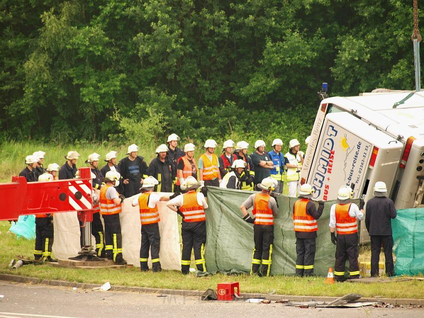 Schwerer Unfall mit Reisebus Lohmar Donrather Dreieck P521.JPG
